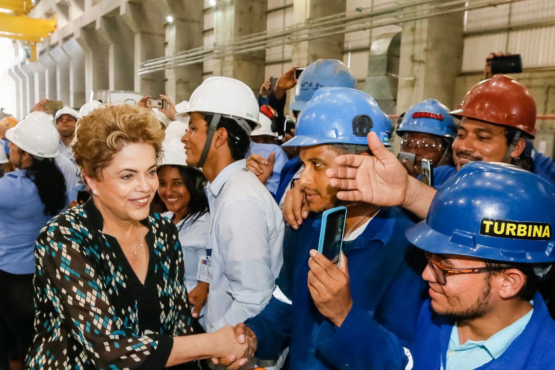 Roberto Stuckert Filho/PR Vitória do Xingu (PA) - Presidenta Dilma Rousseff e funcionários durante cerimônia que marca início da operação comercial da Usina Hidrelétrica de Belo Monte (Roberto Stuckert Filho/PR)