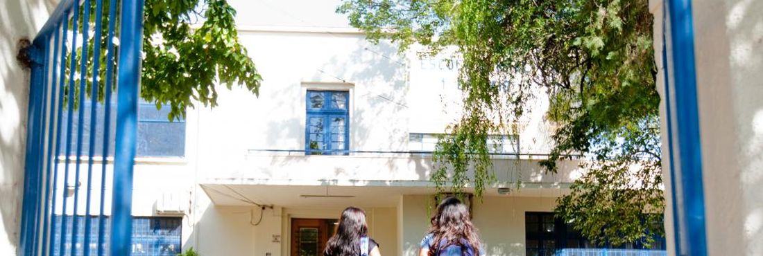 Educação: alunos indo para a escola Alunos indo para a escola em volta às aulas