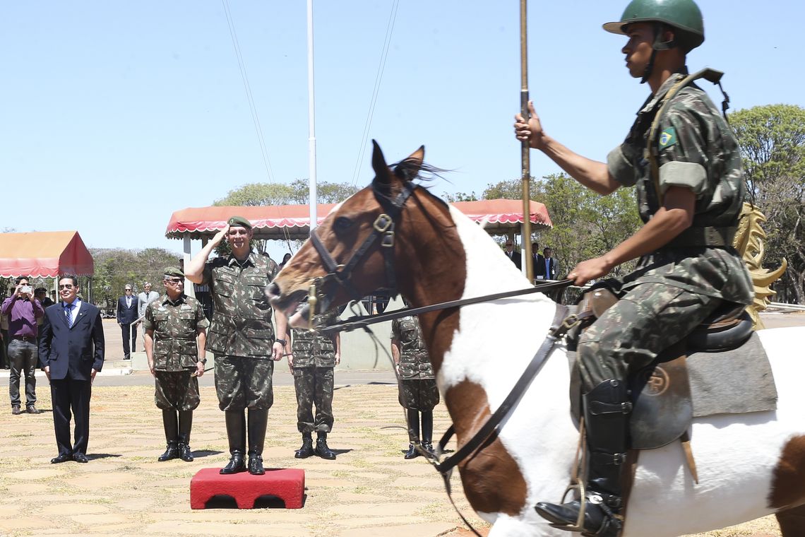 Antonio Cruz/Agência Brasil O presidente em exercício, Hamilton Mourão,participa da cerimônia de despedida do serviço ativo do Exército, do porta-voz da Presidência da República, Otávio Rêgo Barros no batalhão do 1º Regimento de Cavalaria de Guardas
