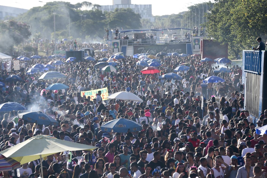 Fabio Rodrigues Pozzebom/Agência Brasil Brasília - Blocos Baratona e Raparigueiros reunem multidão de pessoas no Eixo Monumental (Fabio Rodrigues Pozzebom/Agência Brasil)