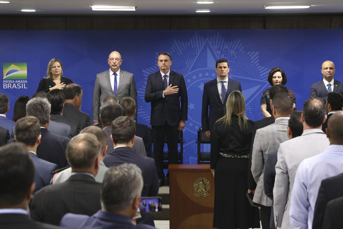 Valter Campanato/Agência Brasil O presidente Jair Bolsonaro participa da solenidade de assinatura da MP para confisco de bens de traficantes, no Palácio do Planalto.