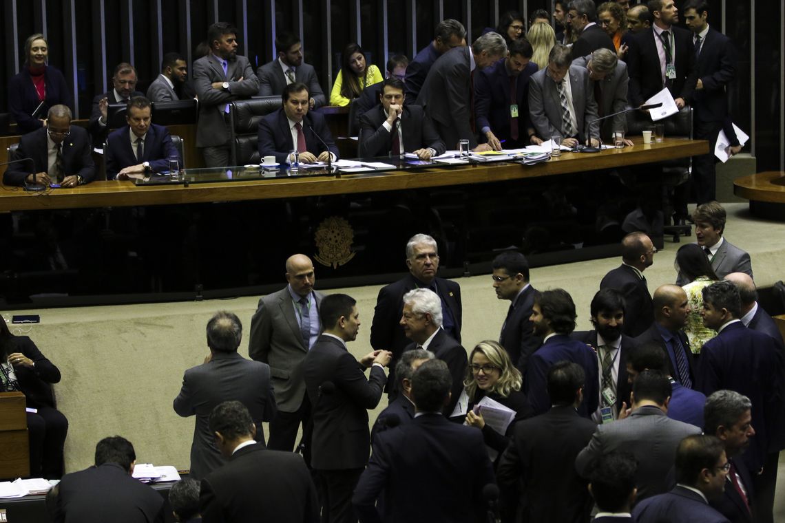 Assessores e parlamentares dão entrada em requerimentos regimentais, para obstruir a votação, no plenário, que analisa pedido de retirada de pauta do projeto sobre vaquejada, enquanto não se inicia a apreciação da Reforma da Previdência.