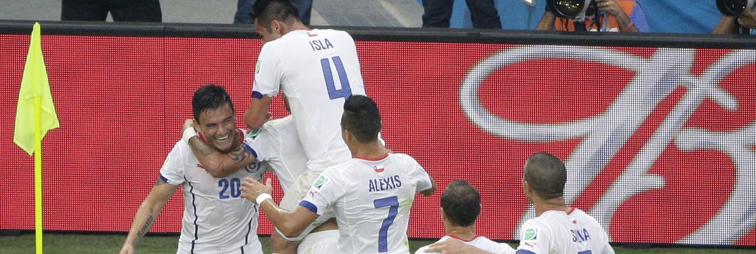 AP380113459136-aranguiz Jogadores da seleção chilena comemoram o gol de Aranguiz que ampliou o placar para o Chile em 2x 0 contra a Espanha ainda no primeiro tempo no Maracanã