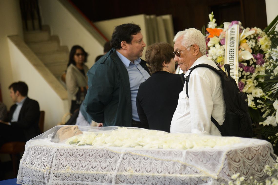 Tomaz Silva/Agência Brasil Familiares e amigos se despedem do jornalista Paulo Henrique Amorim, corpo é velado na Associação Brasileira de Imprensa (ABI), no centro do Rio.