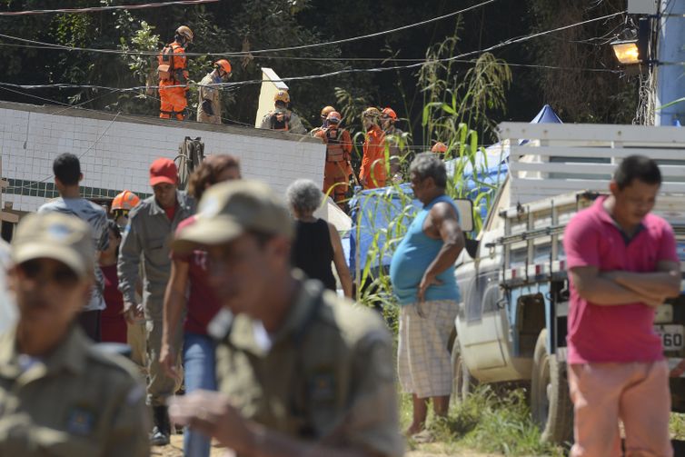 Tânia Rêgo/Agência Brasil Equipes que atuam na busca e resgate de pessoas após o desabamento dos dois prédios na comunidade da Muzema, continuam as buscas