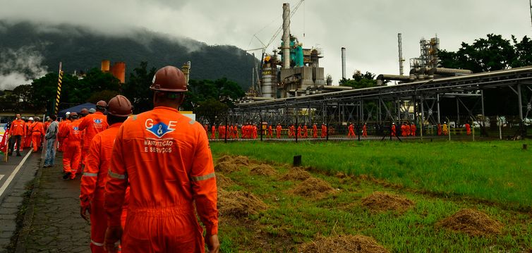 Cubatão(SP) - Trabalhadores terceirizados adentram a refinaria de Cubatão, durante a greve dos petroleitos (Rovena Rosa/Agência Brasil)