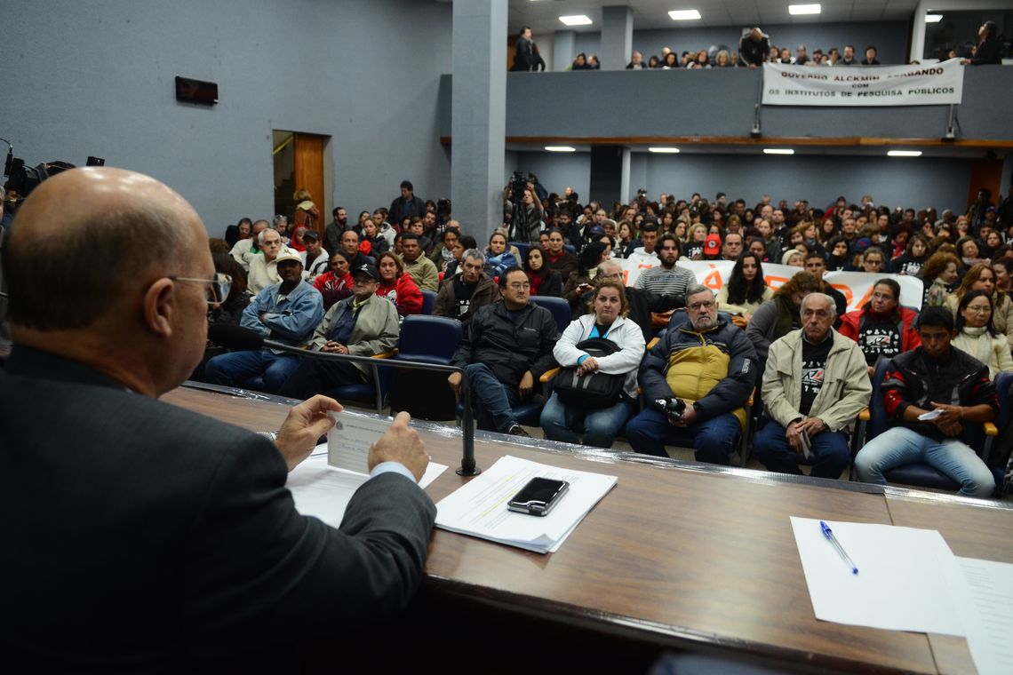 Rovena Rosa/Agência Brasil São Paulo - Manifestação de pesquisadores científicos na Alesp contra o Projeto de Lei 328/2016, do governador Geraldo Alckmin que autoriza a venda de imóveis do Estado (Rovena Rosa/Agência Brasil)
