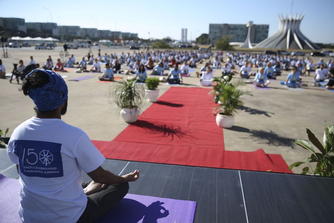 A Embaixada da Índia celebra o Dia Internacional da Ioga com uma grande sessão de ioga na área externa do Museu Nacional da República, na Esplanada dos Ministérios.
