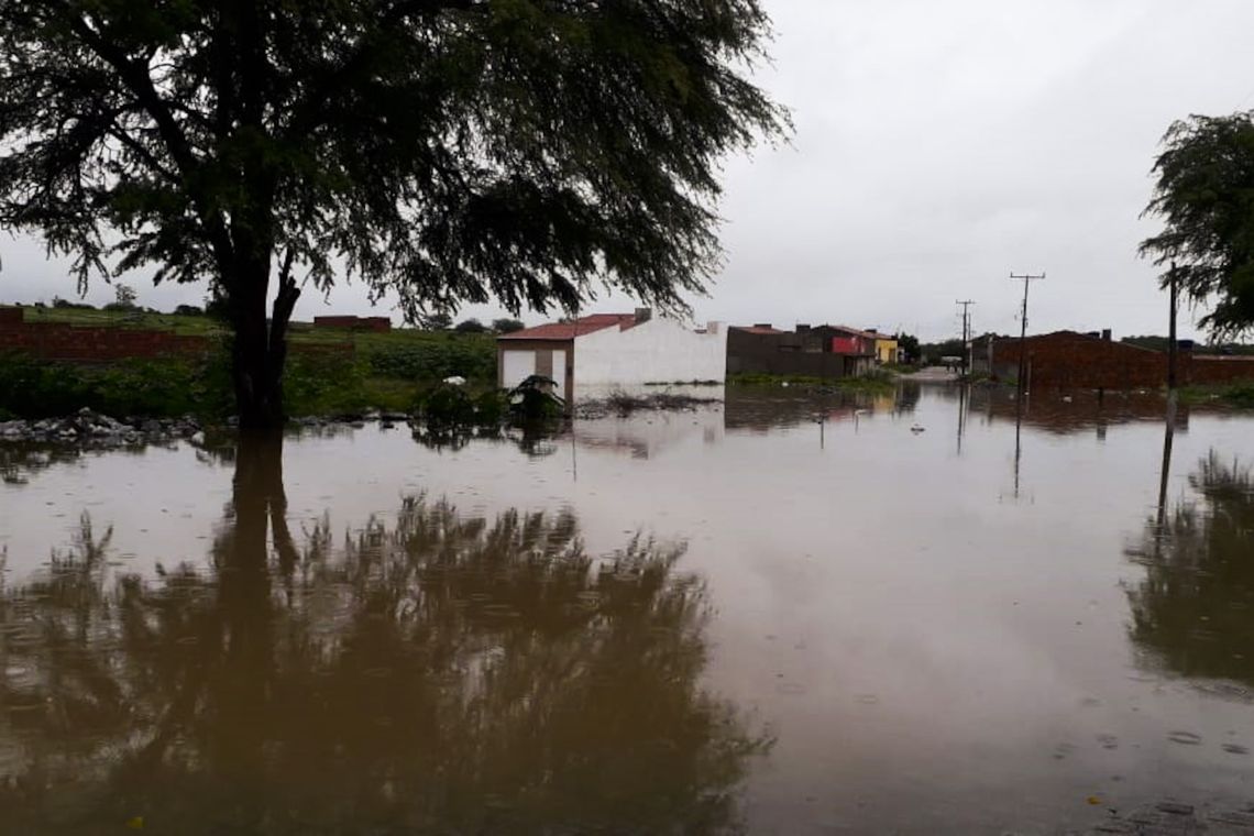 Divulgação/Corpo de Bombeiros de Paulo Afonso Duas rachaduras na Barragem do Quati, no curso do Rio do Peixe, no povoado de Pedro Alexandre, na divisa da Bahia com Sergipe, estão causando inundações de áreas e bairros do município de Coronel João Sá, a 30 km da barragem.