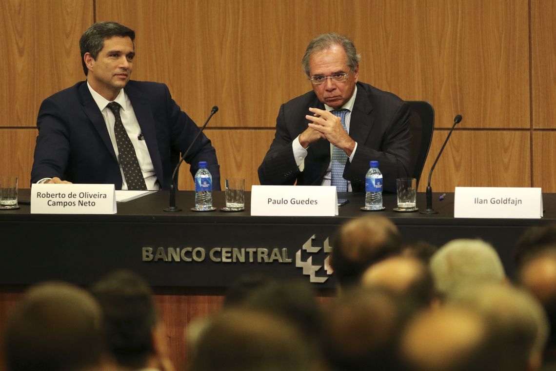 Fabio Rodrigues Pozzebom/Agência Brasil O novo presidente do Banco Central (BC), Roberto Campos Neto, e o ministro da Economia, Paulo Guedes, durante cerimônia de transmissão de cargo.