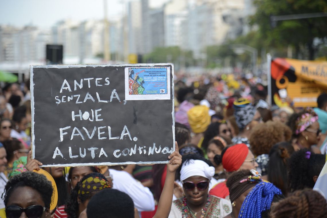 Tomaz Silva/Agência Brasil Quarta Marcha das Mulheres Negras em Copacabana, no Rio de Janeiro, protesta contra a violência que atinge as mulheres negras em todo o país.