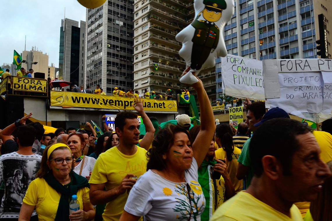 Rovena Rosa/Agência Brasil São Paulo - Manifestação na Avenida Paulista, região central da capital, contra a corrupção e pela saída da presidenta Dilma Rousseff (Rovena Rosa/Agência Brasil)