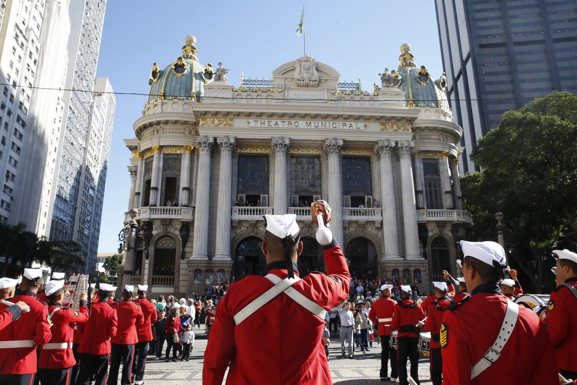 Tânia Rêgo/Agência Brasil Rio de Janeiro - O Theatro Municipal do Rio de Janeiro abre sua programação gratuita em comemoração aos seus 108 anos. A solenidade de abertura teve a participação da Banda dos Fuzileiros Navais (Tânia Rêgo/Agência Brasil)