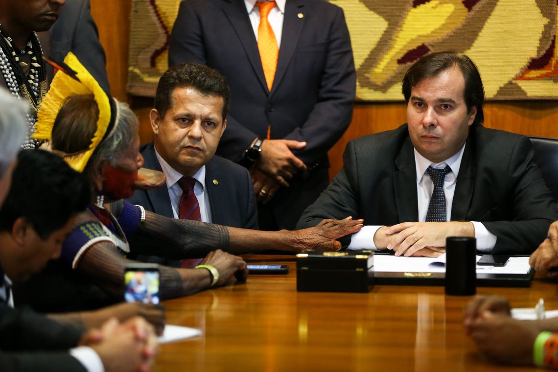 Marcelo Camargo/Agência Brasil Brasília - O presidente da Câmara dos Deputados, Rodrigo Maia, recebe lideranças indígenas em seu gabinete (Marcelo Camargo/Agência Brasil)