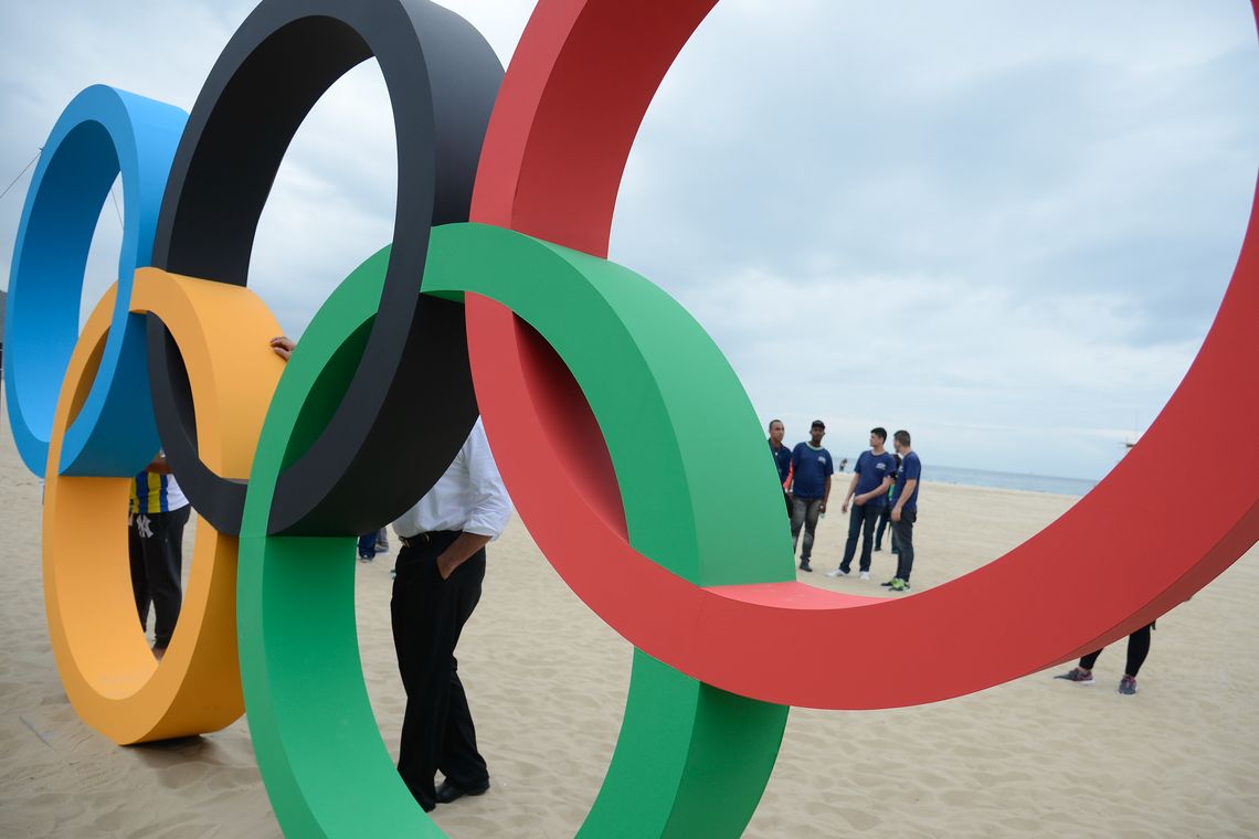 Tomaz Silva/Agência Brasil Rio de Janeiro - Escultura dos aros olímpicos, feita de plástico reciclado, é revelada ao público na Praia de Copacabana (Tomaz Silva/Agência Brasil)