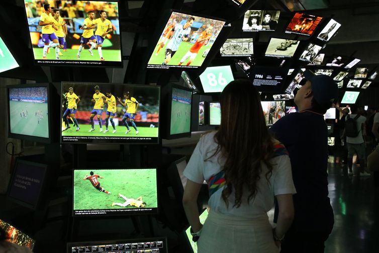 Torcedores assistem ao jogo do Brasil contra Itália pela Copa do Mundo Feminina, no Museu do Futebol, Estádio do Pacaembu, em São Paulo.