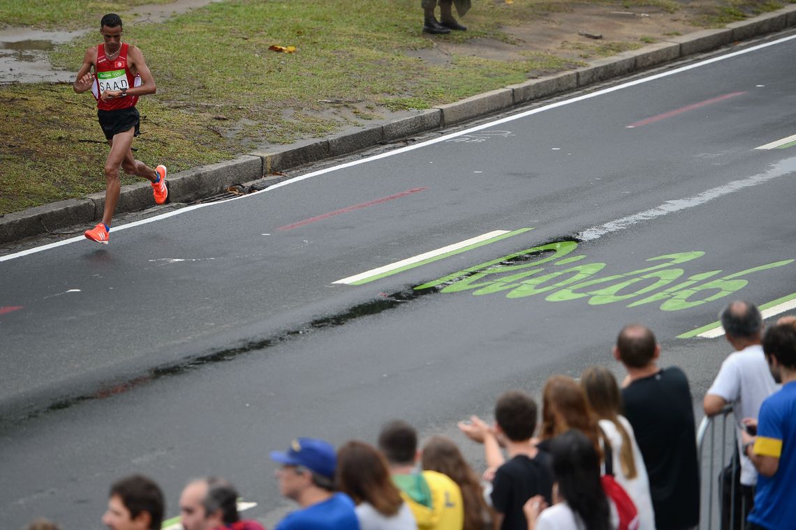 Tânia Rêgo/Agência Brasil Rio de Janeiro - Sob chuva forte atletas da maratona masculina passam pelo aterro do Flamengo (Tânia Rêgo/Agência Brasil)