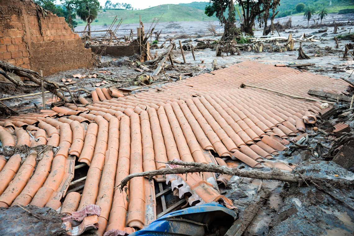 Antonio Cruz/ Agência Brasil Mariana (MG) - Rompimento de duas barragens da mineradora Samarco na última quinta-feira (5). Em meio ao cenário de muita lama, barro e destruição, o que restou lembra uma cidade fantasma (Antonio Cruz/Agência Brasil)