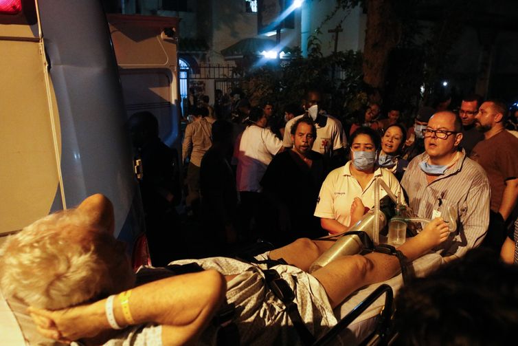 Incêndio atinge prédio do Hospital Badim, no bairro do Maracanã, zona Norte da cidade.  