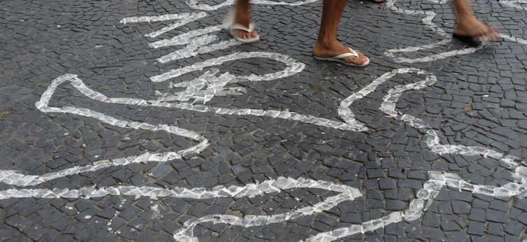 Rio de Janeiro - Campanha contra homicdios de jovens negros pinta centenas de silhuetas de corpos no cho do Largo da Carioca (Fernando Frazo/Arquivo Agncia Brasil)