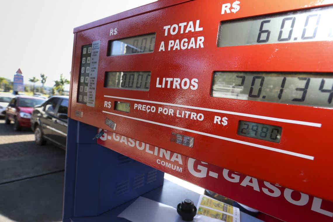Brasilienses enfrentam atÃ© 4km de filas para abastecer em posto de combustÃ­veis que vende gasolina a R$ 2,98 como parte do Dia da Liberdade de Impostos (DLI). 
