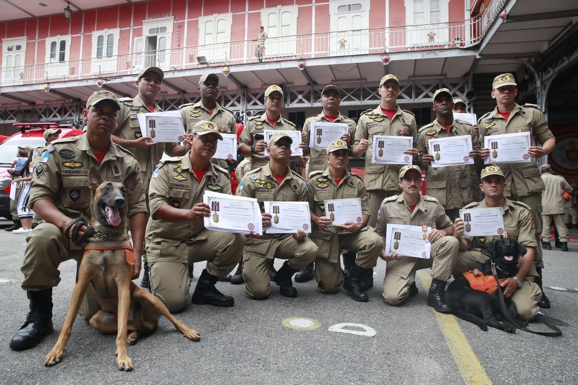 Tânia Rêgo/Agência Brasil O Corpo de Bombeiros Militar do Estado do Rio de Janeiro (CBMERJ) homenageia os 80 militares que se revezaram nos trabalhos de busca e resgate em Brumadinho, Minas Gerais