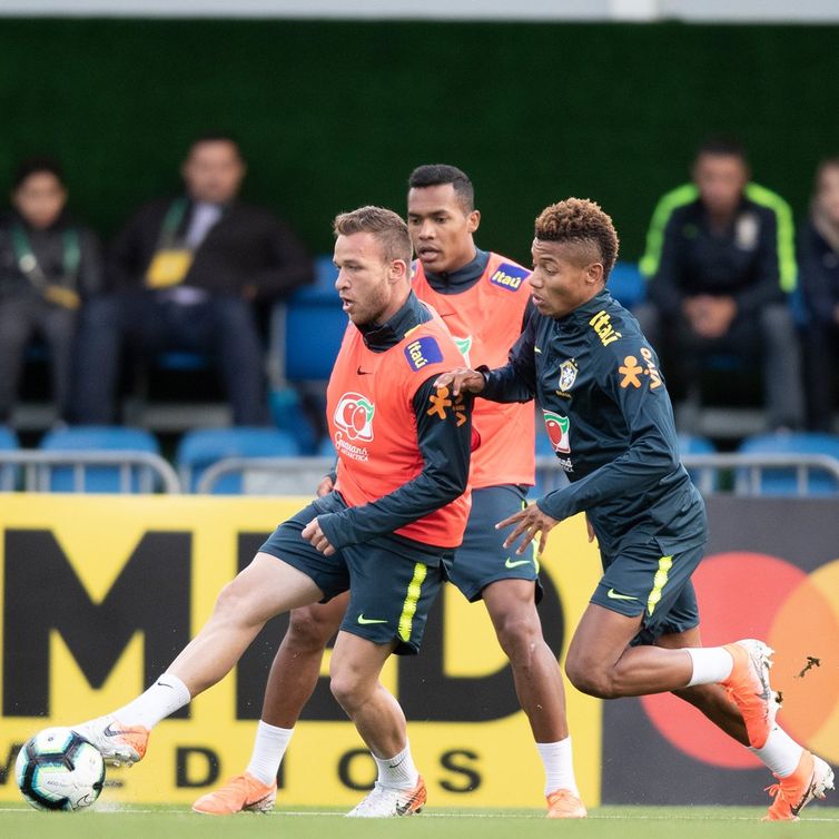 Arthur continua no trabalho de recuperação de uma lesão no joelho direito