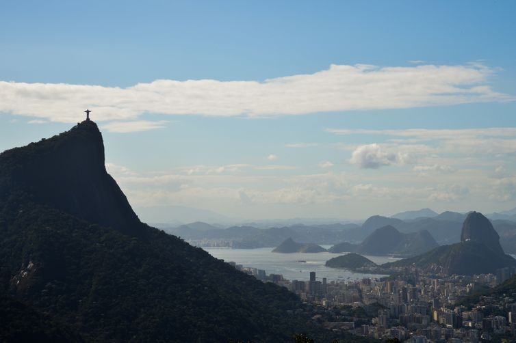 Panorama da cidade do Rio de Janeiro com destaque para as montanhas do Corcovado (esquerda), Pão de Açúcar (centro, ao fundo) (Marcello Casal Jr/Agência Brasil)