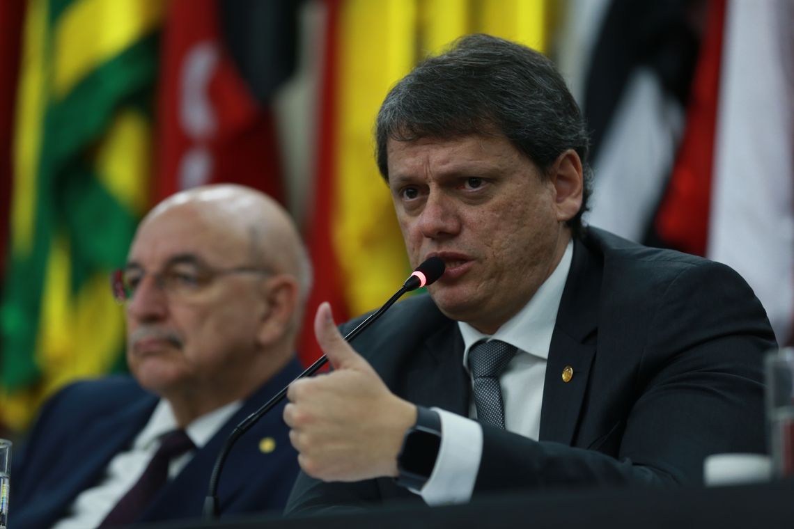 Os ministros do Desenvolvimento Social, Osmar Terra e da Infraestrutura, Tarcísio Gomes de Freitas, participam do lançamento do programa Roda Bem Caminhoneiro