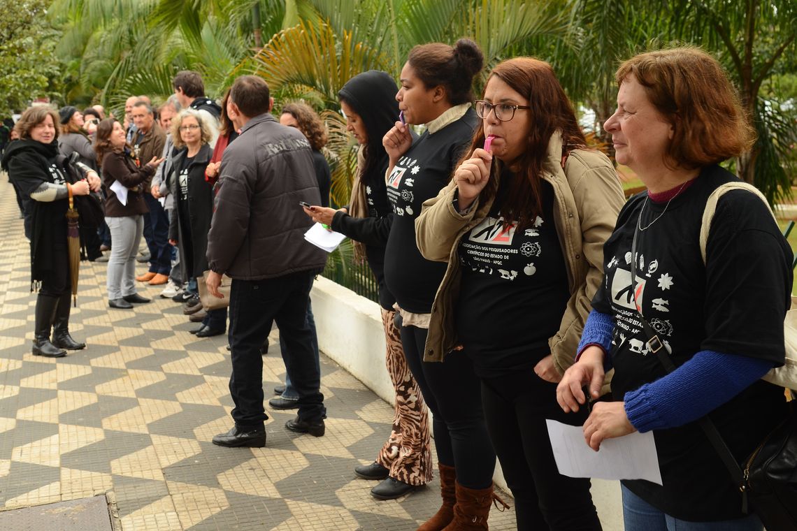 Rovena Rosa/Agência Brasil São Paulo - Manifestação de pesquisadores científicos em frente à Alesp contra o Projeto de Lei 328/2016, do governador Geraldo Alckmin, que autoriza a venda de imóveis do Estado (Rovena Rosa/Agência Brasil)