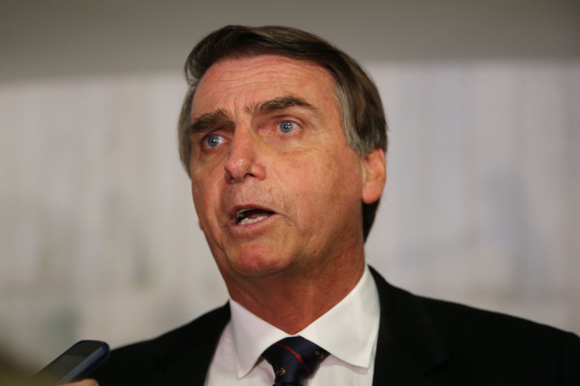 BrasÃlia - Entrevista com o deputado Bolsonaro durante a votação do impeachment da presidente Dilma Rousseff (Valter Campanato/Agência Brasil)