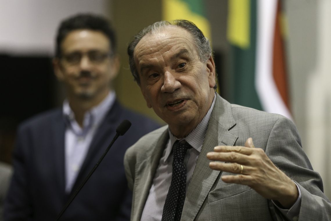 Fabio Rodrigues Pozzebom/Agência Brasil O ministro da Cultura, Sérgio Sá Leitão, e o ministro das Relações Exteriores, Aloysio Nunes Ferreira, durante inauguração da exposição Centenário Mandela, no Palácio Itamaraty.