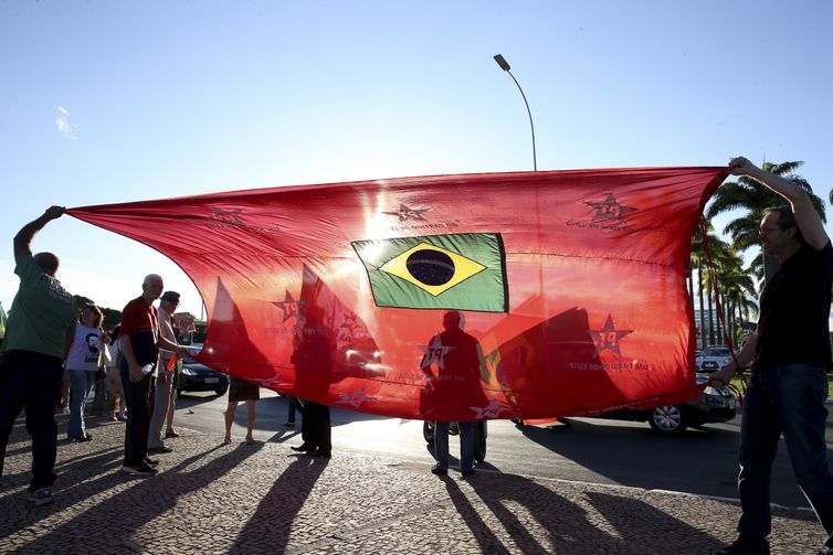 Manifestantes ocupam a frente do Supremo Tribunal Federal (STF), após decisão do ministro do STF Marco Aurélio Mello que mandou soltar todos os condenados em segunda instância. O presidente do STF, Dias Toffoli, suspendeu a decisão.