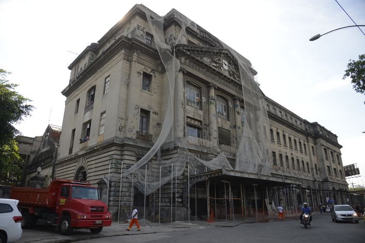 Membros da Sociedade Memorial Visconde de Mauá dão abraço simbólico pedindo a recuperação da Estação Leopoldina, em Santo Cristo, no Rio de Janeiro.