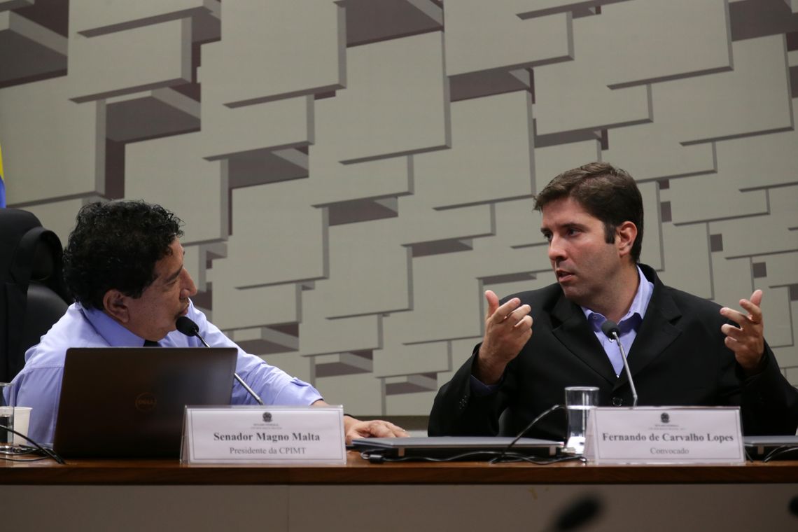 Fabio Rodrigues Pozzebom/Agência Brasil O ex-técnico da seleção brasileira de ginástica olímpica Fernando de Carvalho Lopes depõe na CPI dos maus-tratos. Ele é acusado de abuso sexual por cerca 40 atletas e ex-atletas. À esquerda, o presidente da CPI, senador Magno Malta.