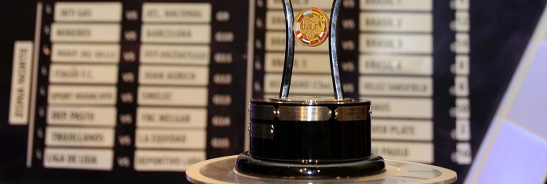 Taça da Copa Sul-Americana Além da taça de campeão, o vencedor da Copa Sul-Americana garante vaga na Libertadores de 2015, na Recopa Sul-Americana e vai representar o continente na Copa Suruga