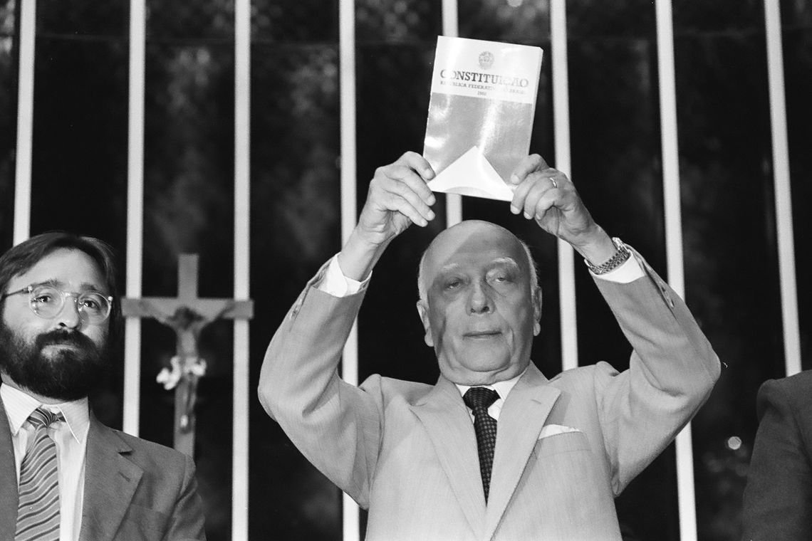 âDeclaro promulgado o documento da liberdade, da democracia e da justiça social do Brasilâ, disse o então presidente da Assembleia Nacional Constituinte, Ulysses Guimarães, ao promulgar a nova Constituição Federal de 1988.