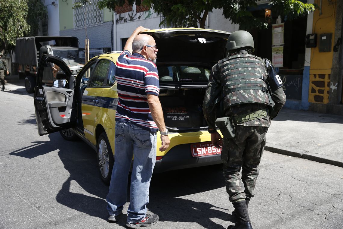 Tânia Rêgo Rio de Janeiro - Operação feita pelas polícias Civil e Militar, com o apoio das Forças Armadas, da Força Nacional de Segurança e da Polícia Federal, no Morro dos Macacos, em Vila Isabel, zona norte do Rio. (Foto: Tânia Rêgo/Agência Brasil)