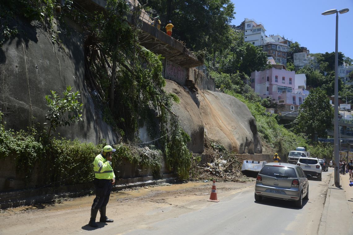 Tânia Rêgo/Agência Brasil Avenida Niemeyer, em São Conrado, foi parcialmente liberada hoje (9). O tráfego na via é feito de maneira reduzida. Equipes da prefeitura trabalham na contenção das encostas, remoção da lama e retirada de árvores com ameaça de queda.