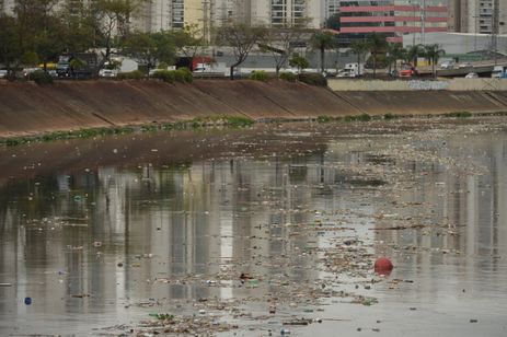 AcÃºmulo de lixo no rio TietÃª, apÃ³s chuva durante a manhÃ£.