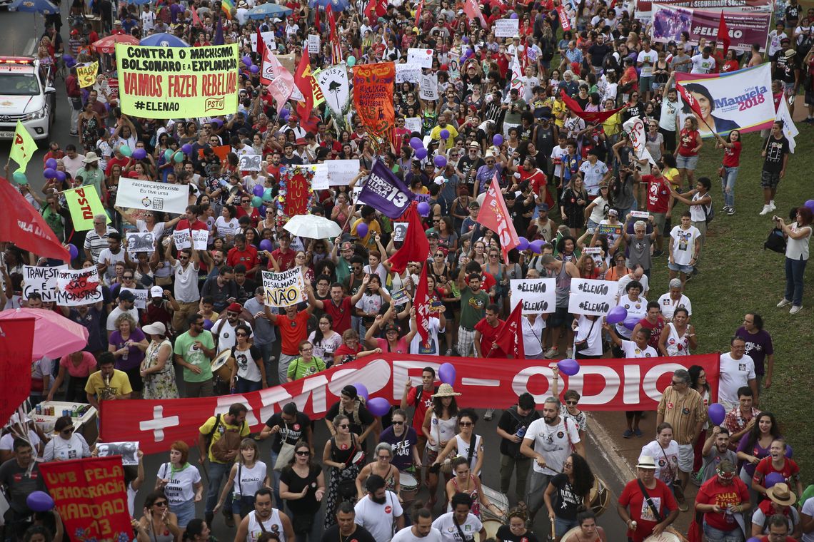 José Cruz/Agência Brasil Manifestantes fazem passeata em defesa da democracia e contra Bolsonaro, em Brasília.
