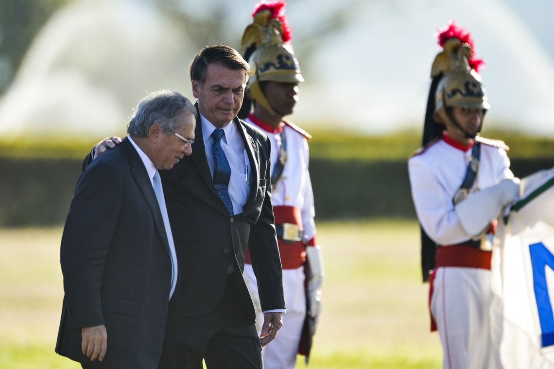 Marcelo Camargo/Agência Brasil O presidente Jair Bolsonaro e o ministro da economia, Paulo Guedes, participam de cerimônia de hastiamento da bandeira, no Palácio da Alvorada.