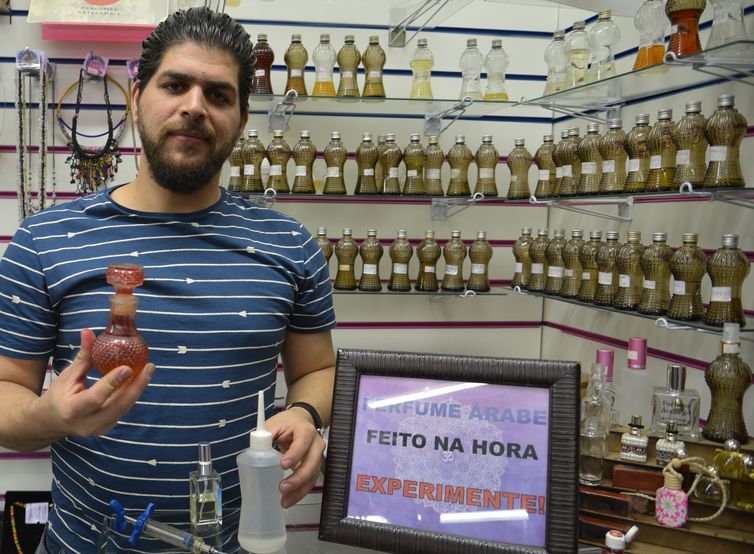 O sírio Anas Obeid no estande que comercializa perfumes árabes artesanais, na Mooca. - Rovena Rosa/Agência Brasil
