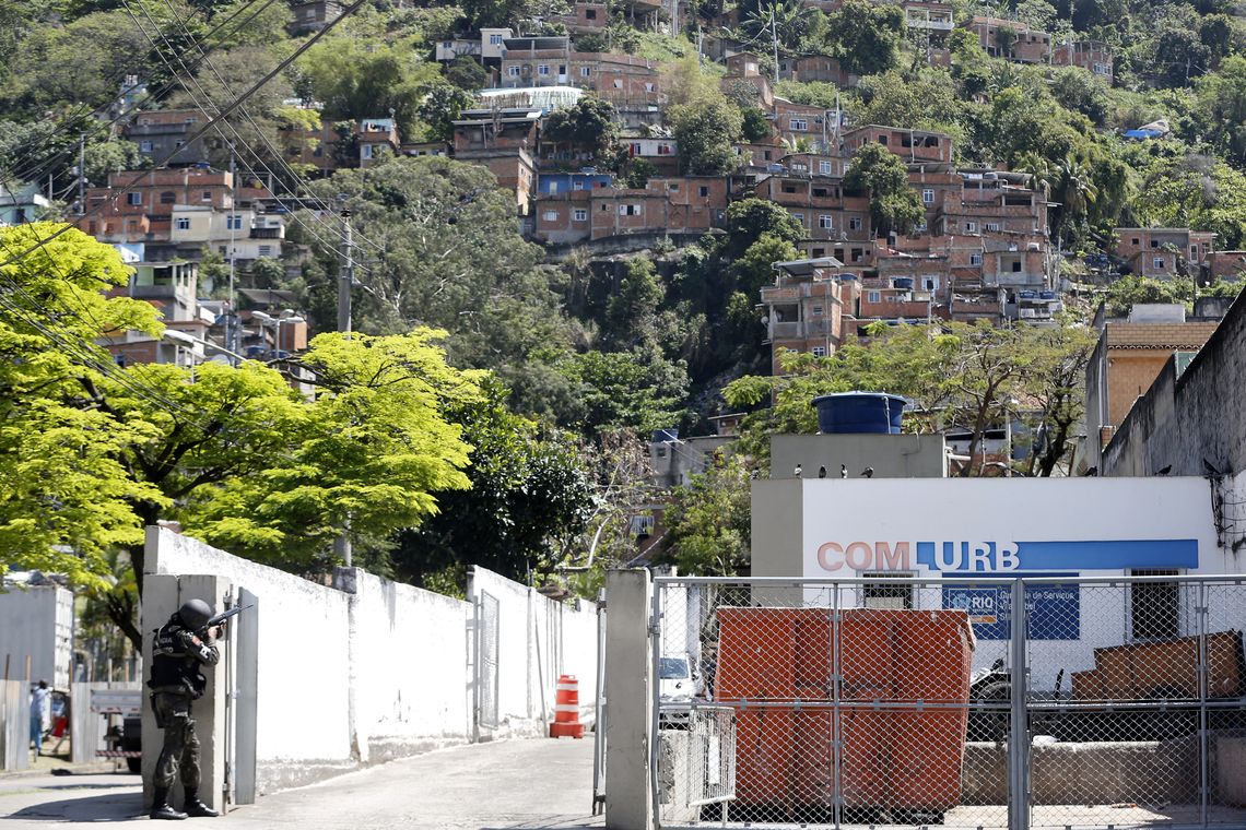 Tânia Rêgo Rio de Janeiro - Operação feita pelas polícias Civil e Militar, com o apoio das Forças Armadas, da Força Nacional de Segurança e da Polícia Federal, no Morro dos Macacos, em Vila Isabel, zona norte do Rio (Foto: Tânia Rêgo/Agência Brasil)
