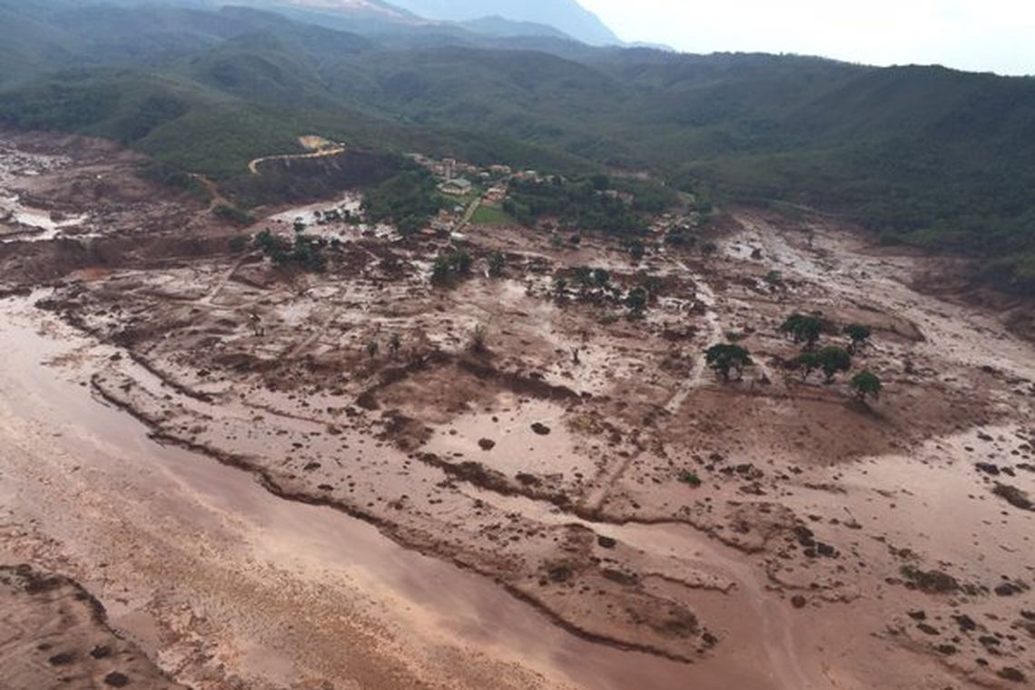 Corpo de Bombeiros/MG - Divulgação Mariana (MG) - barragem pertencente à mineradora Samarco se rompeu no distrito de Bento Rodrigues, zona rural a 23 quilômetros de Mariana, em Minas Gerais (Corpo de Bombeiros/MG - Divulgação)
