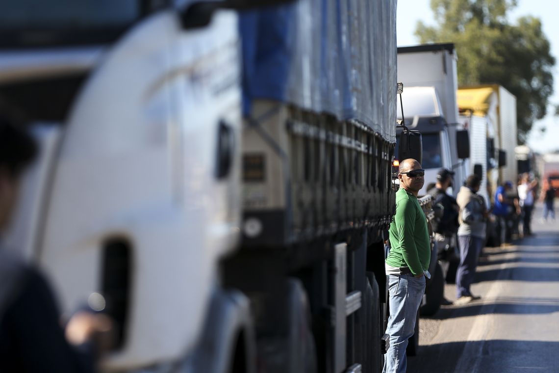 Caminhoneiros fazem protesto contra a alta no preço dos combustÃveis na BR-040, próximo a BrasÃlia.
