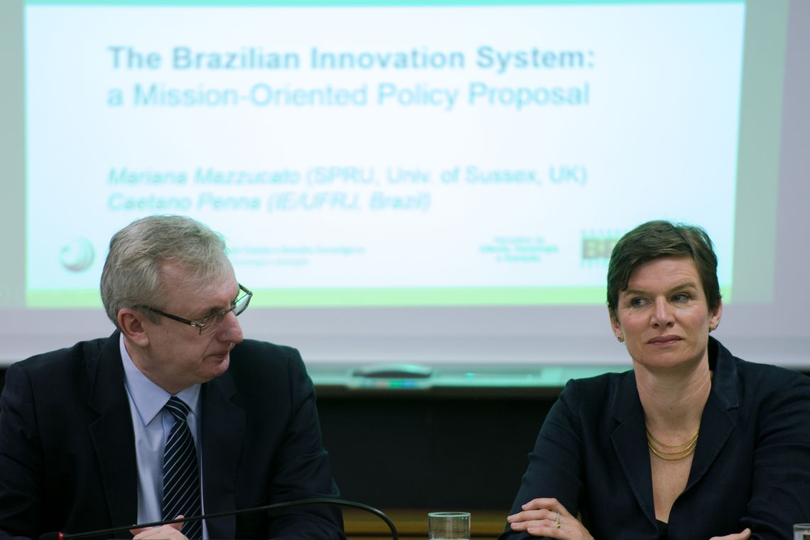 Marcelo Camargo/Agência Brasil Brasília - A economista e PhD americana Mariana Mazzucato apresenta ao ministro da Ciência, Tecnologia e Inovação, Celso Pansera, os resultados do estudo sobre incentivo à inovação - The Brazilian Innovation System: A mission-oriented