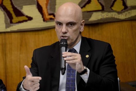 O ministro do STF Alexandre de Moraes entrega aos presidentes do Senado, Eunício Oliveira, e da Câmara, Rodrigo Maia, o anteprojeto de lei sobre o combate ao tráfico de drogas, armas e lavagem de dinheiro, em reunião na Câmara.