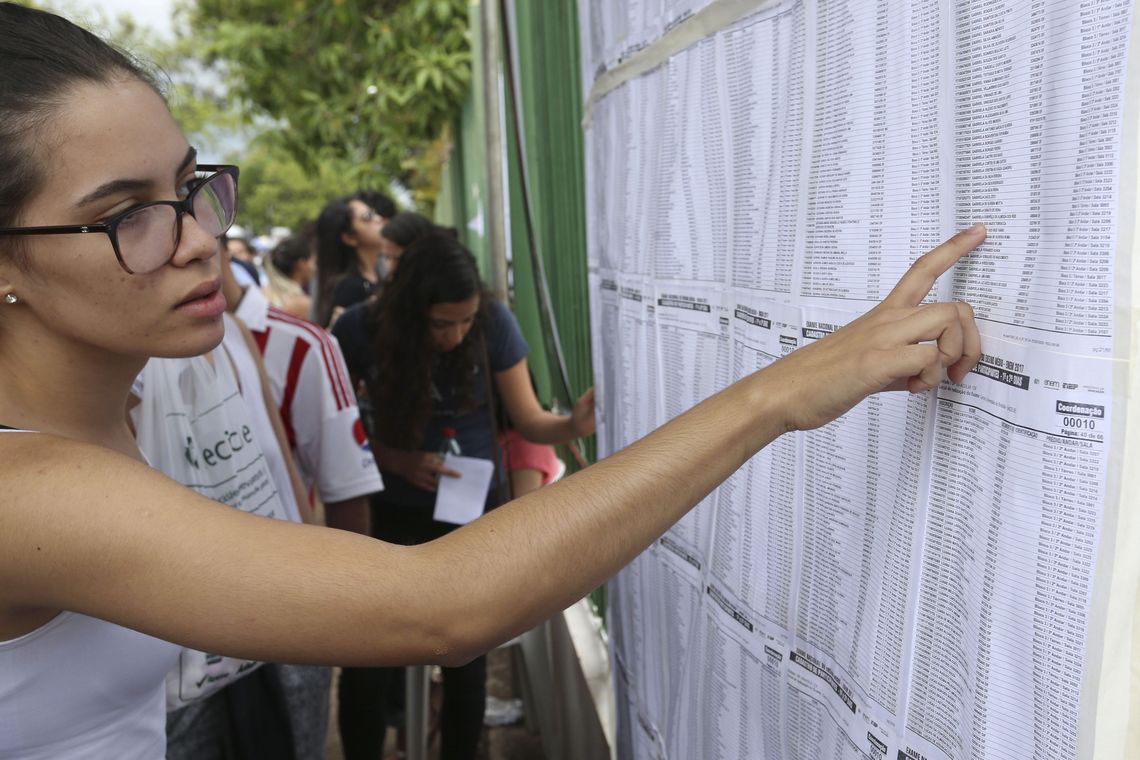 Valter Campanato/Agência Brasil/Agência Brasil Brasília - Candidatos aguardam abertura do portões do UniCEUB para o primeiro dia de provas do Enem 2017(Valter Campanato/Agência Brasil)