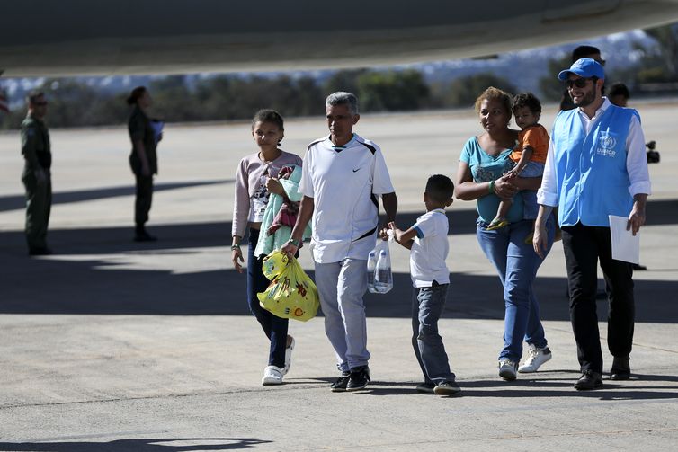 50 migrantes venezuelanos chegaram a Brasília em um avião da FAB preparado para transporte em missões humanitárias. Os venezuelanos serão acolhidos pela organização Aldeias Infantis SOS. Desse total, 20 são crianças.